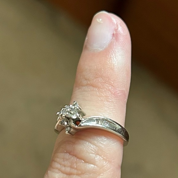 10k Gold Diamond Cluster Ring - Picture 6 of 7
